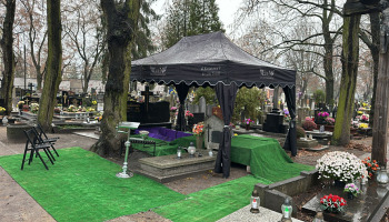 Nowoczesne technologie w upamiętnianiu zmarłych: Od kodów QR po wirtualne pomniki- Cyfryzacja usług funeralnych