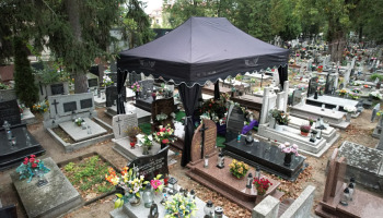 Koszty pogrzebu w 2025 roku – jak obniżyć wydatki bez utraty godności ceremonii?